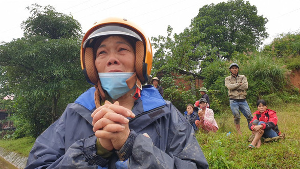 
Người phụ nữ này là bà Trương Thị Khuyên, mẹ của chiến sĩ Lê Tuấn Anh (quê ở Cam Lộ, Quảng Trị) hiện vẫn đang chưa được tìm thấy (Ảnh: Tuổi trẻ)