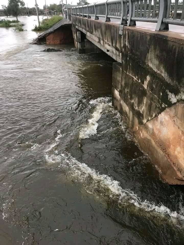  
Nước lũ mạnh khiến 1 cây cầu ở tỉnh Quảng Trị bị hư hại nặng. (Ảnh: Quảng Trị 24h)