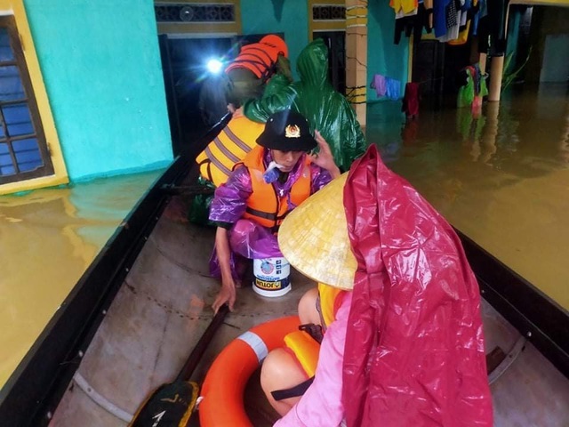  
Quảng Bình hiện ngập sâu, cơ quan chức năng cũng đang khẩn trương đưa người dân vùng ngập lũ đến nơi an toàn. (Ảnh: Dân Trí)