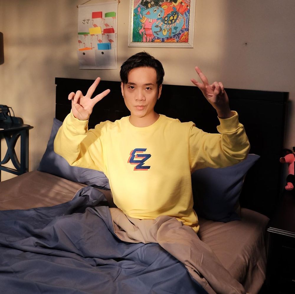  
JustaTee cũng góp mặt trong dự án lần này cùng hai "tân binh", anh diện áo sweater, chụp ảnh kỷ niệm với cảnh quay trên giường. (Ảnh: Instagram nhân vật)