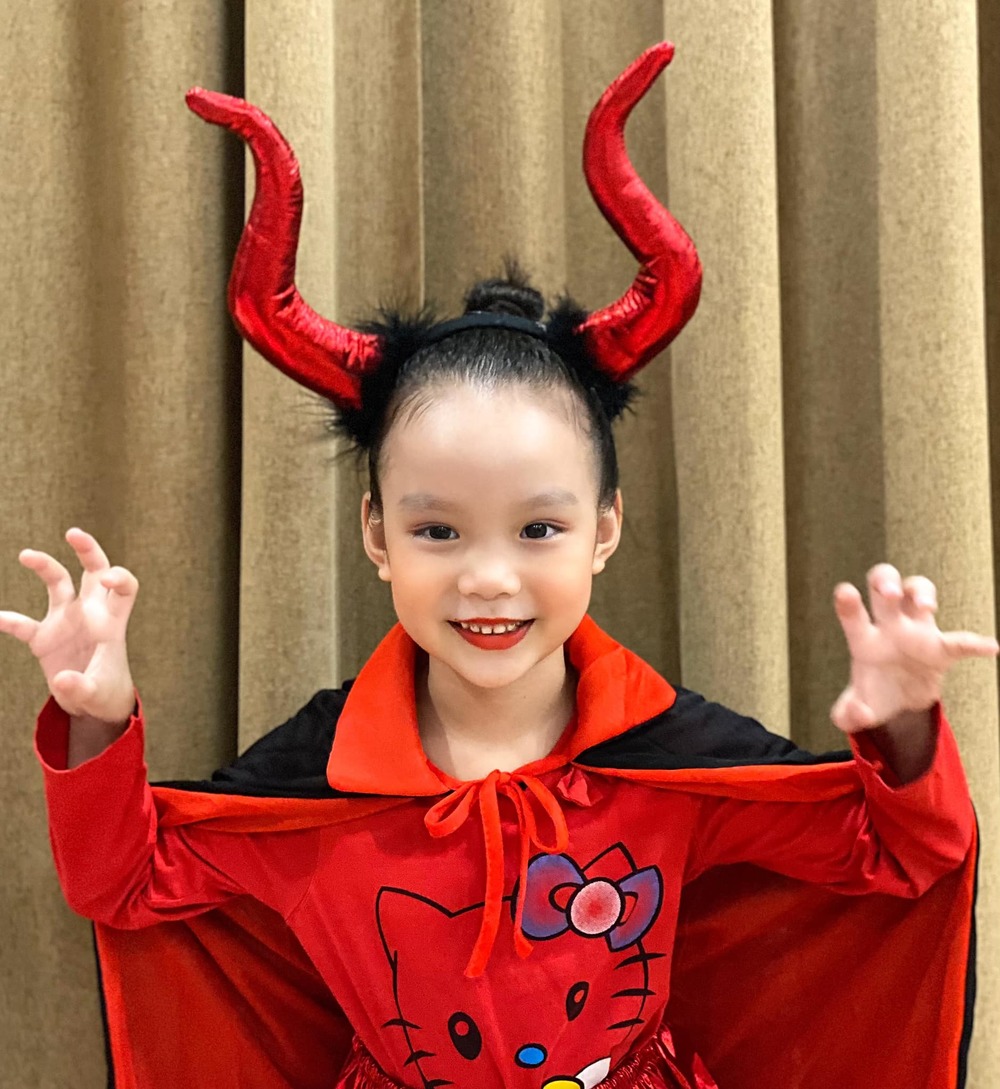 
Con gái thứ 2 của Trịnh Kim Chi có phần biến tấu nhân vật Maleficent. (Ảnh: FBNV) - Tin sao Viet - Tin tuc sao Viet - Scandal sao Viet - Tin tuc cua Sao - Tin cua Sao