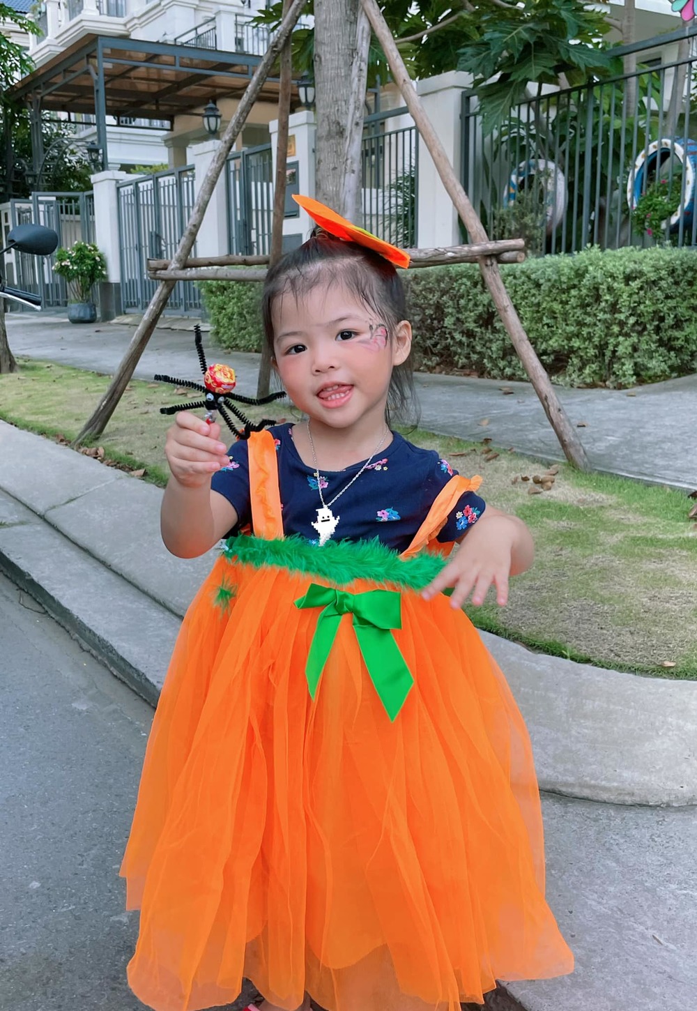 
Emily không quên diện cho công chúa duy nhất với chiếc đầm tông màu cam, hợp với chủ đề Halloween. (Ảnh: FBNV) - Tin sao Viet - Tin tuc sao Viet - Scandal sao Viet - Tin tuc cua Sao - Tin cua Sao