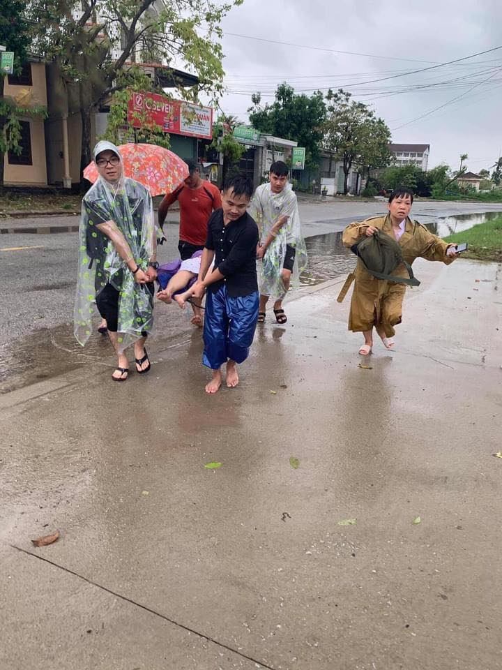 
Tình người miền Trung giữa thời điểm mưa bão thật đáng khen ngợi. (Ảnh: Đặng Linh)