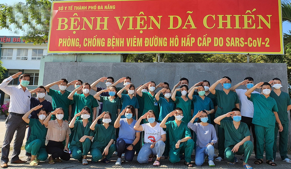  
Các bác sĩ chi viện tạm biệt Đà Nẵng sau khi tình hình dịch bệnh đã ổn. (Ảnh: Báo Đà Nẵng)