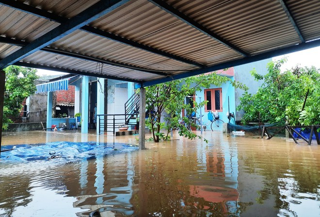  
Hàng ngàn ngôi nhà ở TP. Tam Kỳ (Quảng Nam) ngập sâu trong biển nước. (Ảnh: Thanh Niên)
