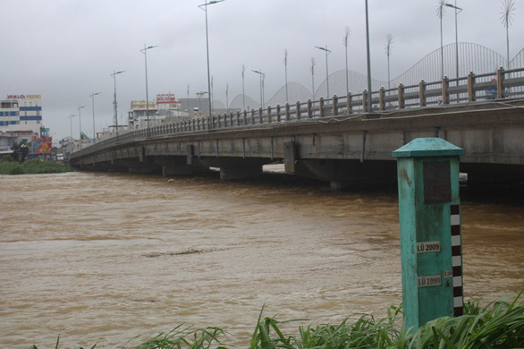  
Mực nước tại một con sông lớn ở Quảng Ngãi đang dâng cao. (Ảnh: Tuổi Trẻ)