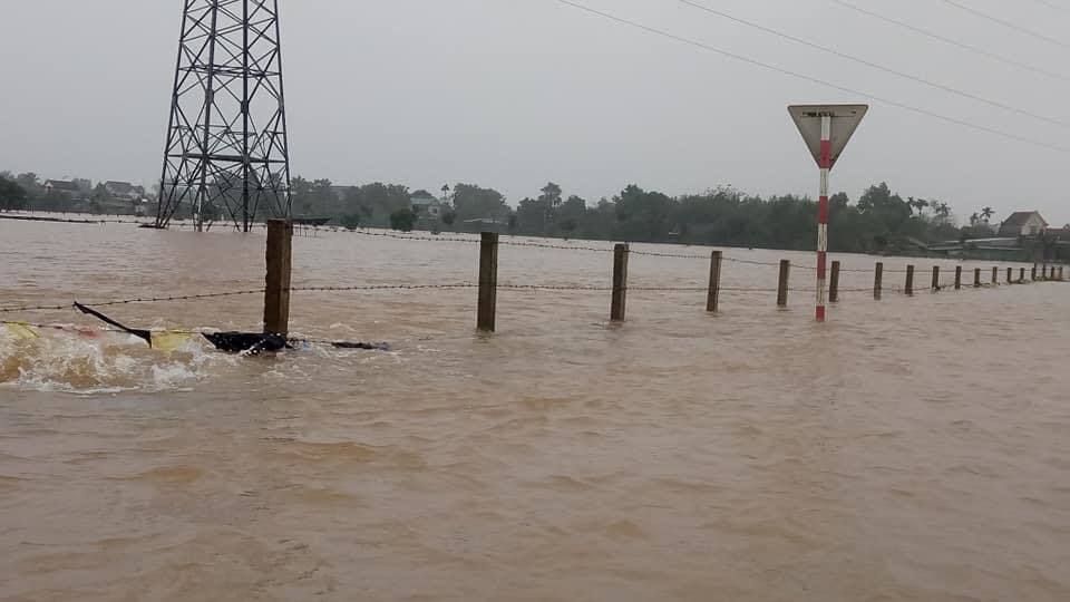  
Một khu vực ở tỉnh Hà Tĩnh bị lũ nhấn chìm. (Ảnh: Hà Tĩnh 24h)