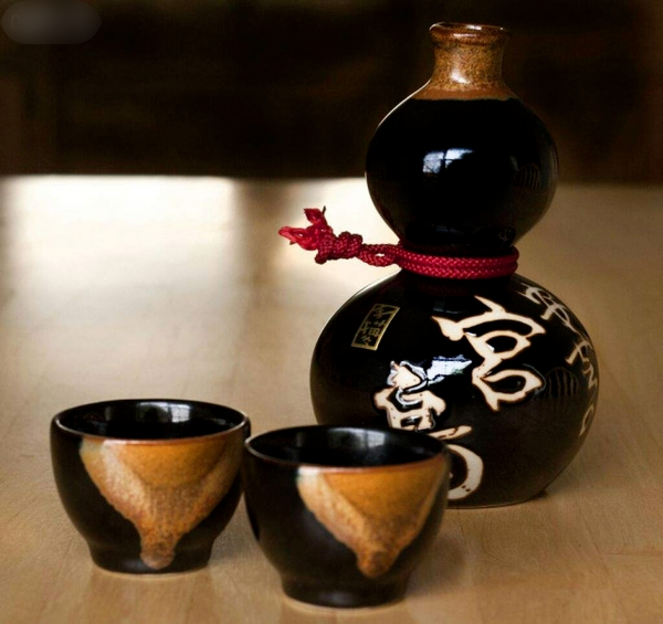 Rượu Sake là một trong những nghi thức không thể thiếu trong lễ nhập môn của Yakuza - Ảnh Ohay