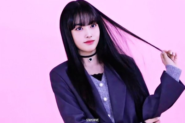  
Yoon có mái tóc tóc dài đen nhánh như búp bê. (Ảnh: Twitter)