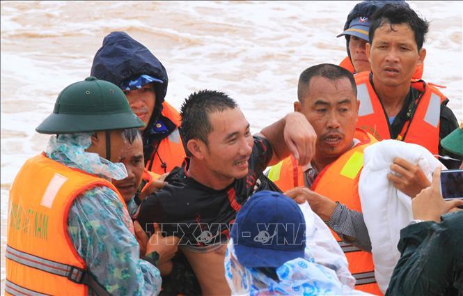  
Nụ cười của ngư dân khi được giải cứu khỏi biển dữ tại Quảng Trị. (Ảnh: TTXVN)