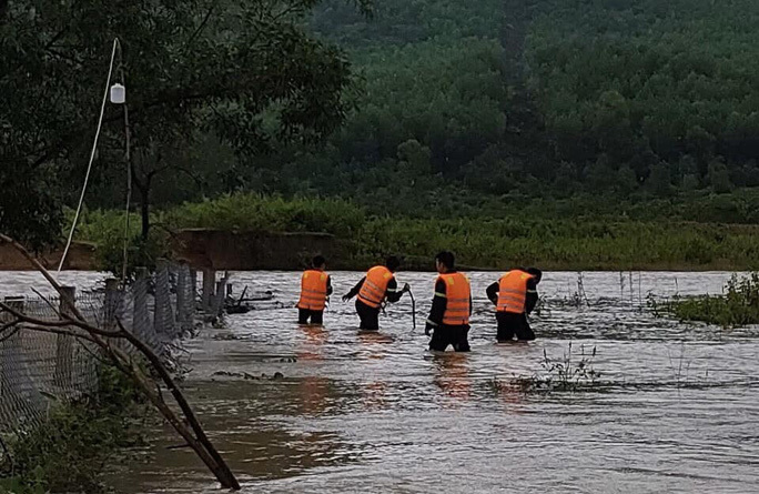  
Lực lượng chức năng huyện Hòa Vang tìm kiếm người đàn ông mất tích khi đi đánh cá. (Ảnh: Người Lao Động)