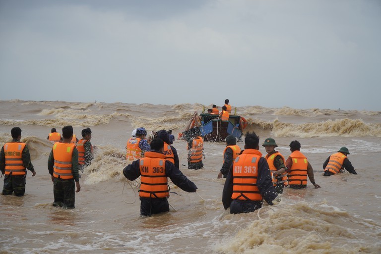  
Lực lượng hỗ trợ cứu nạn tại biển Cửa Việt. (Ảnh: Người Lao Động)