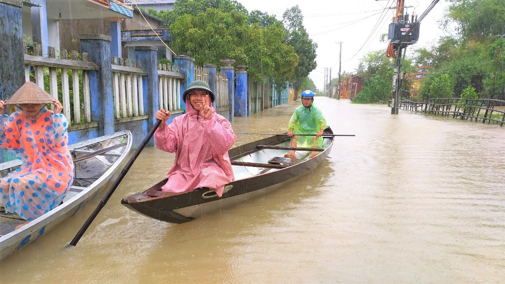  
Người dân Đà Nẵng di chuyển bằng thuyền khi nước lên cao. (Ảnh: Pháp luật và Bạn đọc)