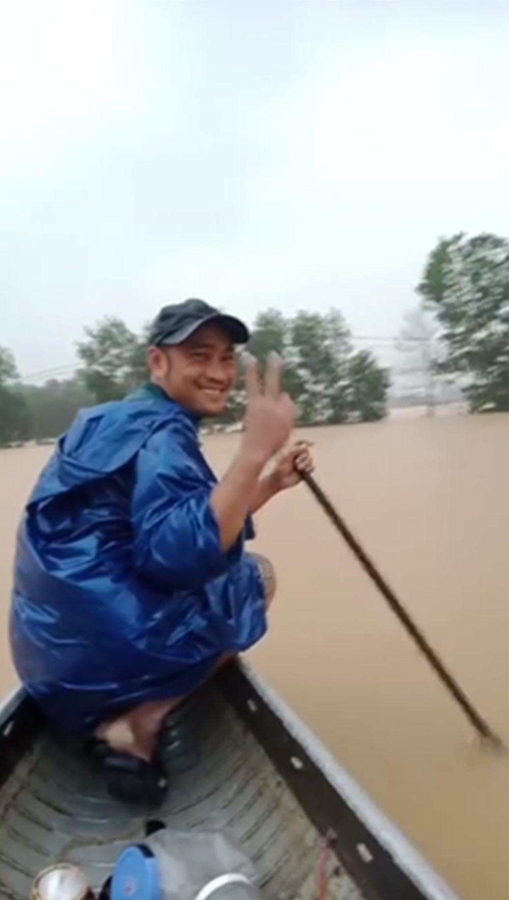  
Anh Nam đã hỗ trợ mọi người trong đợt bão lũ vừa qua. (Ảnh cắt từ clip)