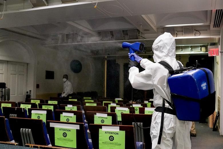  
Nhà Trắng phun tiêu độc khử trùng trong khu vực làm việc. (Ảnh: Reuters)