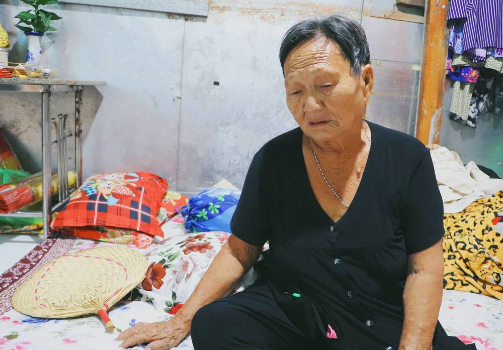 
Vẻ ngoài khắc khổ của người phụ nữ 81 tuổi đã phải trải qua quá nhiều sóng gió cuộc đời