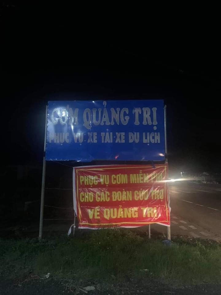  
Quán cơm tại Quảng Trị phục vụ miễn phí cho các đoàn cứu trợ. (Ảnh: FB: Quảng Trị 24h).