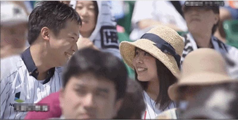  
Tình cảm của anh Kashima và bạn gái khiến dân mạng rất ngưỡng mộ. (Ảnh: Cắt từ clip)