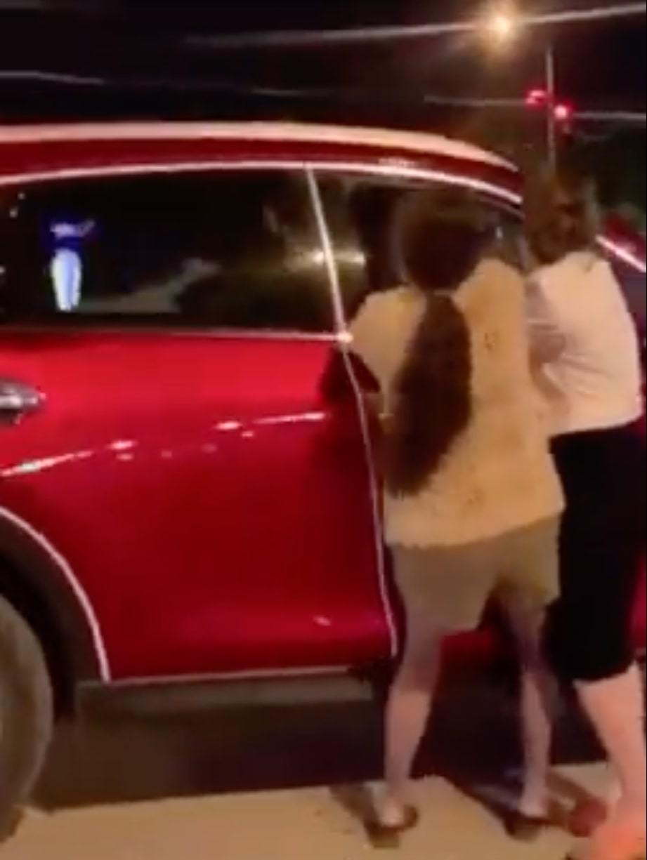  
Người phụ nữ phát hiện chồng ngồi trên xe cùng cô gái khác. (Ảnh: Cắt từ clip).