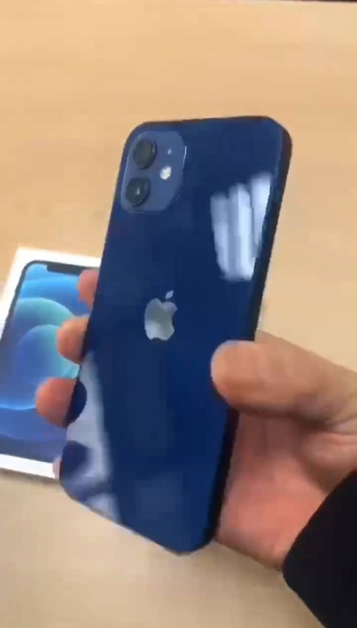  
Trên tay chiếc iPhone 12 màu xanh dương. (Ảnh: Weibo).