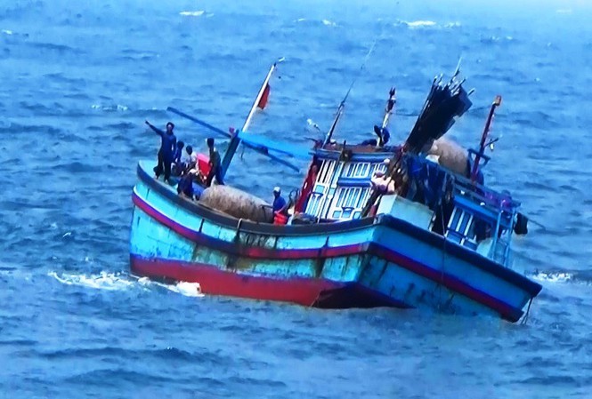  
1 tàu cá chơi vơi giữa biển khi gặp gió lớn tại Phú Yên. (Ảnh: PLO)