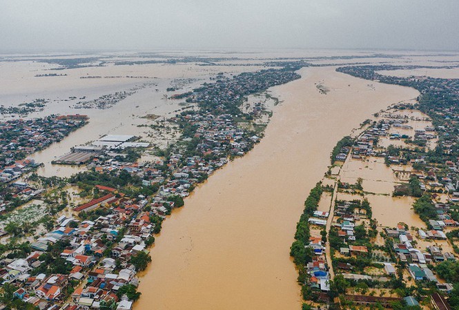  
Nhiều khu vực bị ngập nước vì mưa lũ. (Ảnh: Dân Việt).