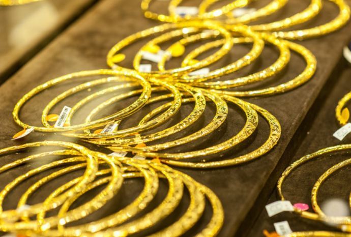 
Các loại trang sức bằng vàng được bày bán (Ảnh: PLO)