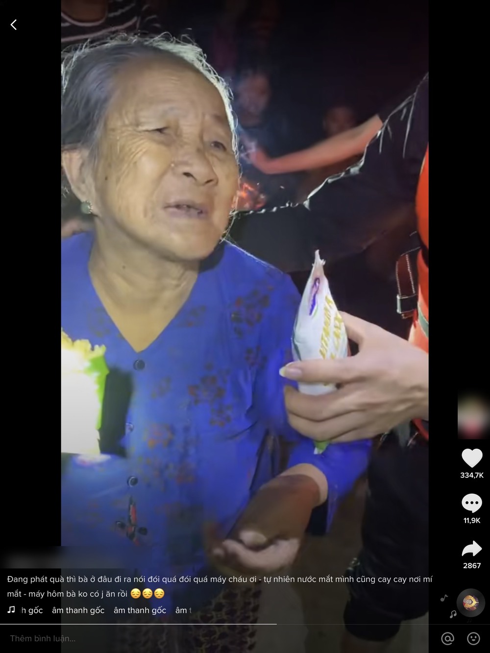  
Đoạn video ghi nhận hình ảnh bà lão ăn vội chiếc bánh tét sau bao ngày mưa lũ gây chú ý trên mạng xã hội. (Ảnh: Tik Tok Q.T) 