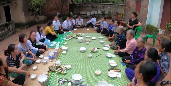 
Bà Tân còn mời cả một "huyện người" đến thưởng thức đồ ăn. (Ảnh cắt từ clip)