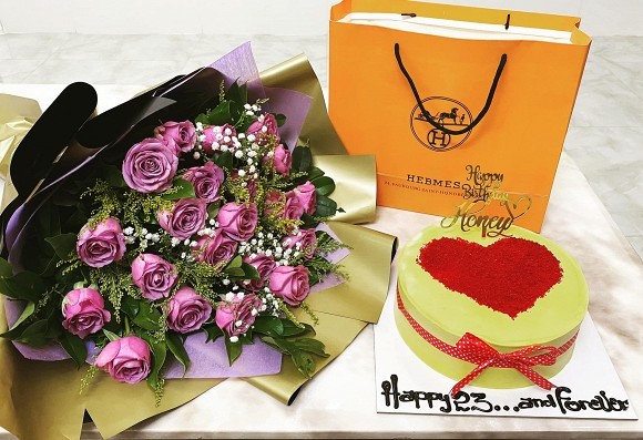  
Sinh nhật của bà xã, Phan Văn Đức tặng cho cô món quà hàng hiệu. (Ảnh: FBNV) 
