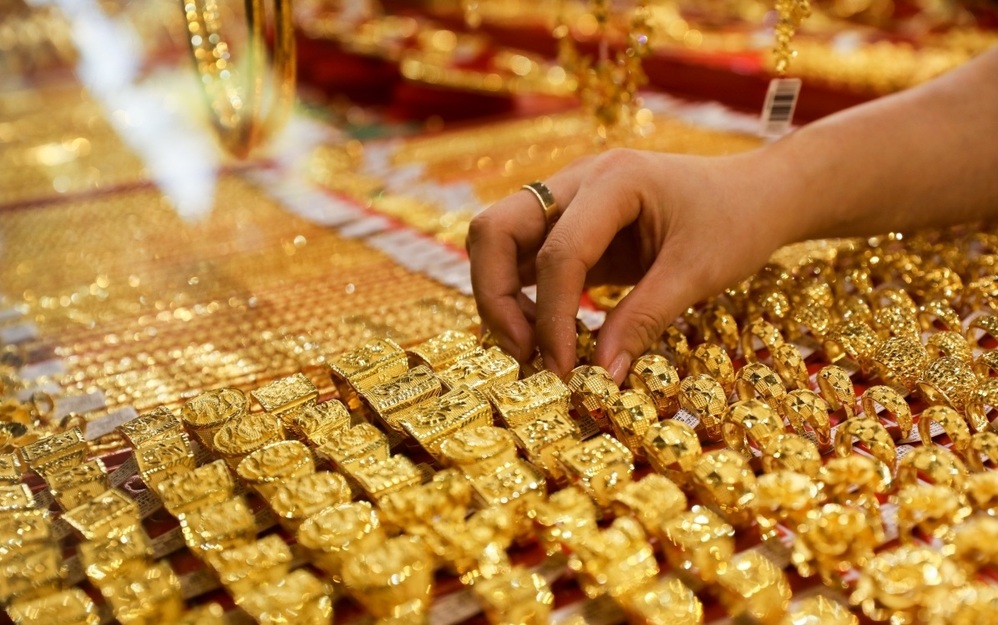  
Các loại trang sức bằng vàng được trưng bày ở cửa hàng (Ảnh: Dân Việt)