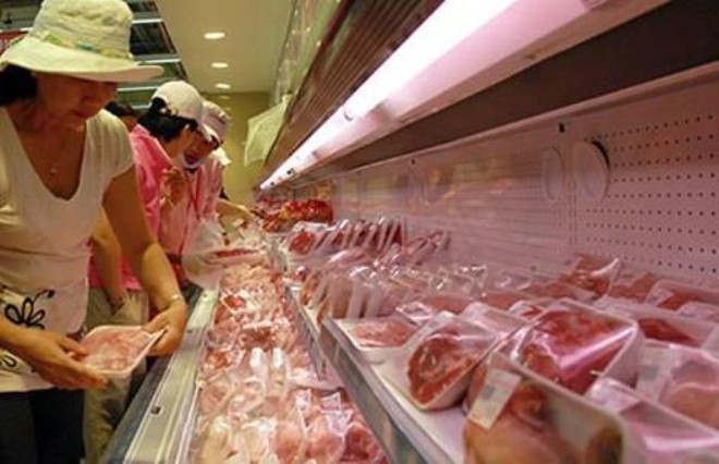  
Người tiêu dùng chọn mua thịt lợn tại siêu thị (Ảnh: ANTĐ)