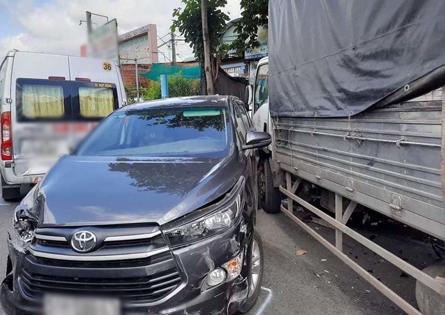  
Nhiều xe ô tô va chạm với nhau trên quốc lộ 1 (Ảnh: VietNamNet)
