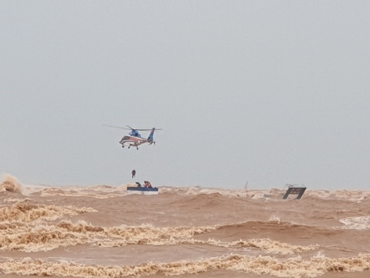 
Hình ảnh trực thăng cùng nhân viên cứu hộ giải cứu người gặp nạn (Ảnh: Lao Động)