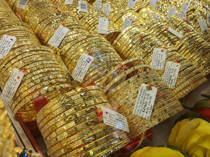  
Nhiều trang sức bằng vàng được bày bán (Ảnh: Người Lao động)