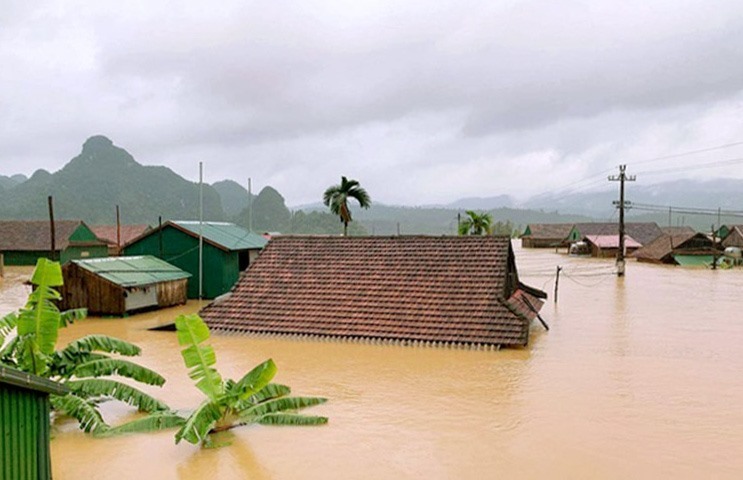  
Lụt chạm tới nóc nhà tại tỉnh Quảng Bình (Ảnh: VNExpress)