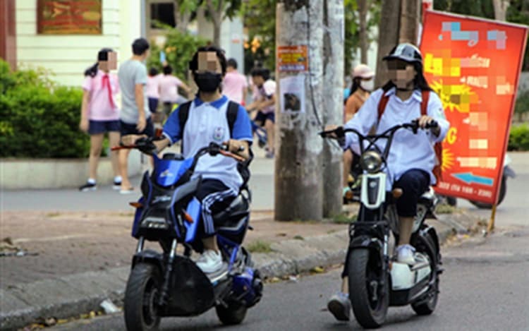  
Học sinh đi xe máy điện, xe đạp điện đi học (Ảnh: Đài PTTH Đà Nẵng)