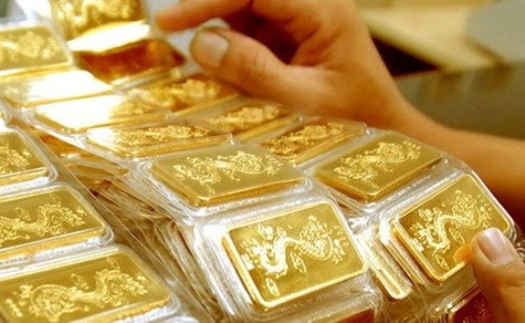 
Mặt hàng vàng miếng được bày bán (Ảnh: Vietnamnet)
