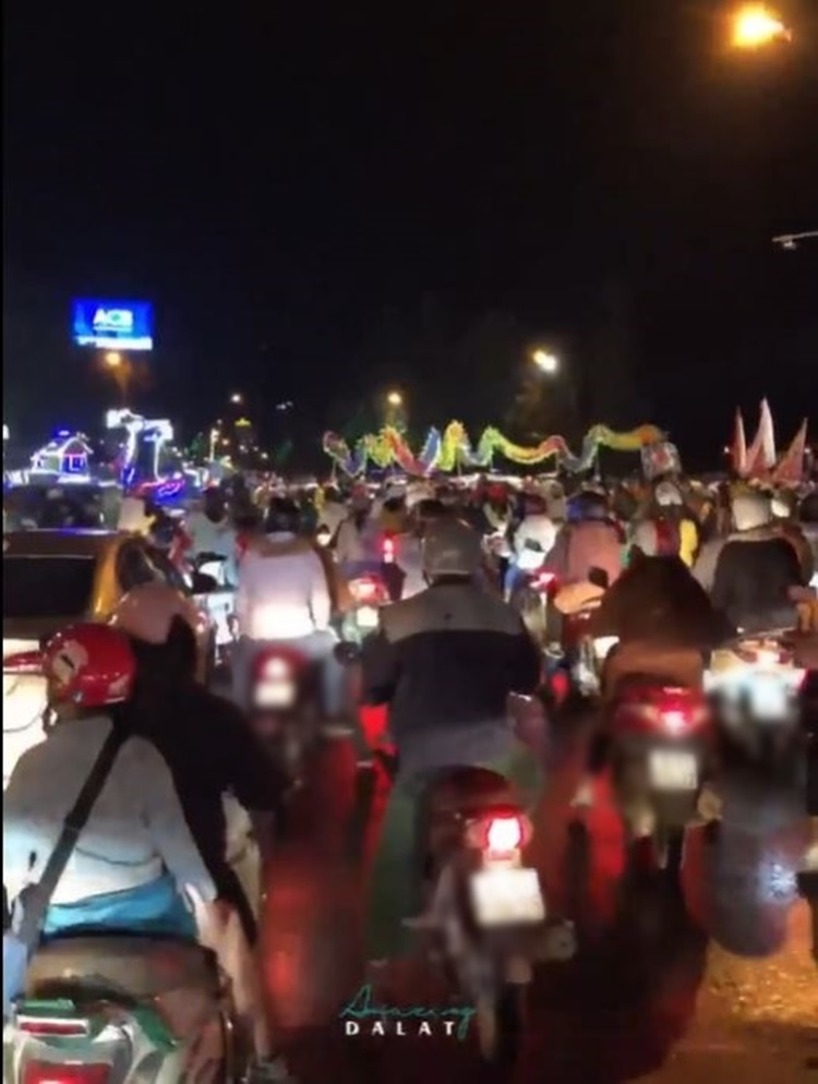 
Cảnh tượng đông đúc tại Đà Lạt những ngày gần Tết Trung thu (Ảnh cắt từ clip)