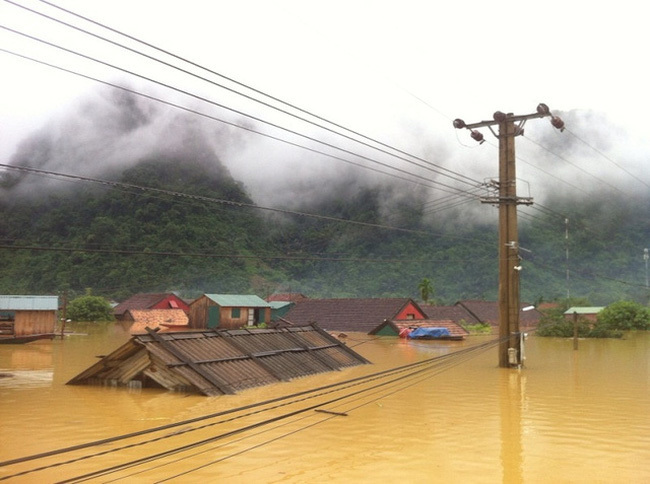  
Mưa lũ kéo dài khiến nước ngập dâng cao nhấn chìm nhiều ngôi nhà (Ảnh: VTV)