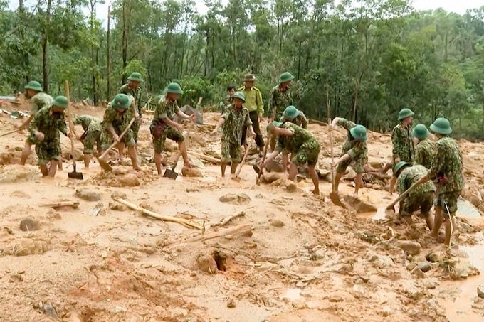  
Các chiến sĩ công binh đào bới tại khu vực sạt lở (Ảnh: VNExpress)