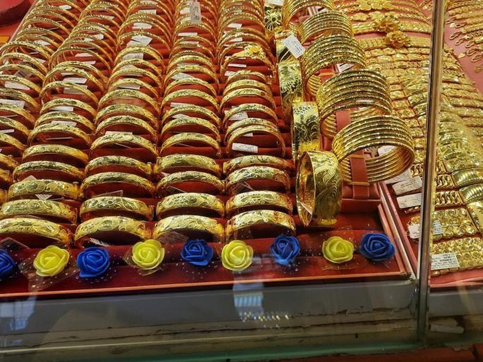  
Các mặt hàng trang sức bằng vàng được bày bán tại cửa hàng (Ảnh: Người Lao động)