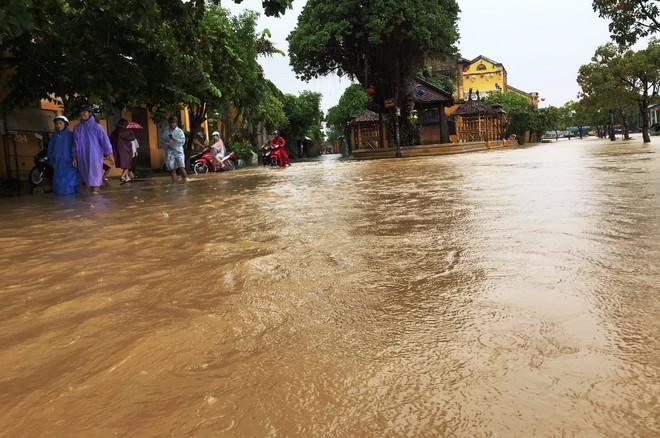  
Thành phố Hội An ngập sâu trong nước do nước sông dâng cao vì mưa lũ (Ảnh: Thanh Niên)