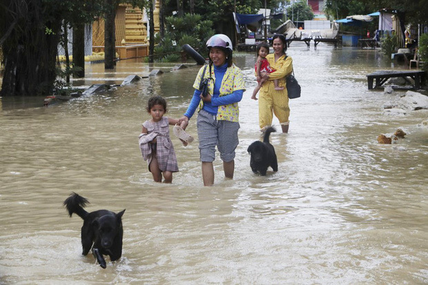  
Cuộc sống của người dân Campuchia đang bị ảnh hưởng bởi mưa lũ. (Ảnh: AP)