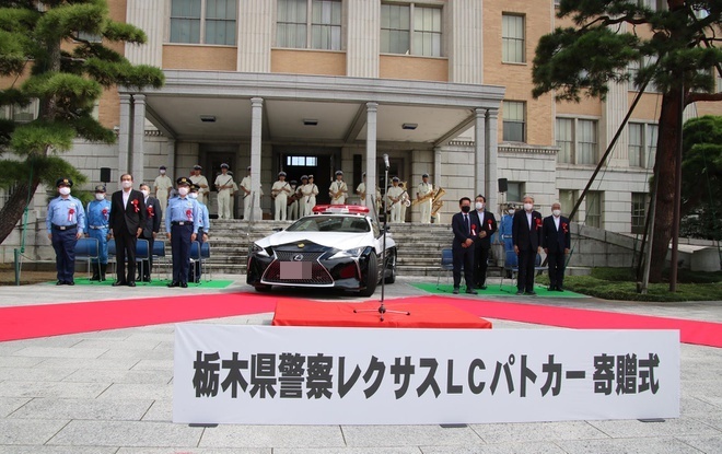  
Lễ bàn giao "xế xịn" cho Sở cảnh sát ở Nhật. (Ảnh: Twitter)
