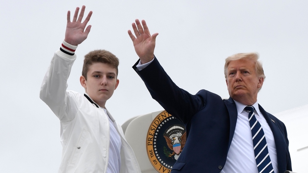 
Barron Trump cùng cha - Tổng thống Mỹ Donald Trump, vẫy tay từ chuyên cơ. (Ảnh: BBC)