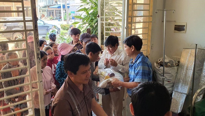 
Đã có 100 hộ dân gốc Việt nhận được cứu trợ. (Ảnh: TTXVN)