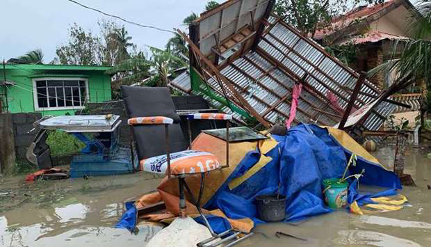  
Bão Molave làm sập các ngôi làng và tốc mái nhà ở Philippines. (Ảnh: Gulf-times)