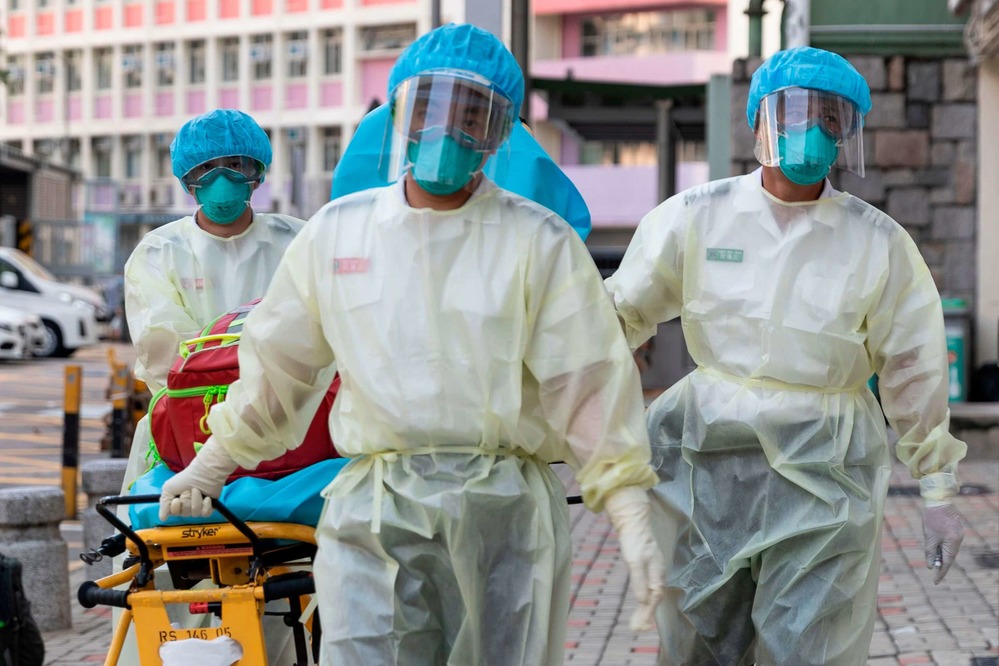 
Nhân viên y tế mặc đồ bảo hộ để phòng chống virus Corona lây lan. (Ảnh: AP)