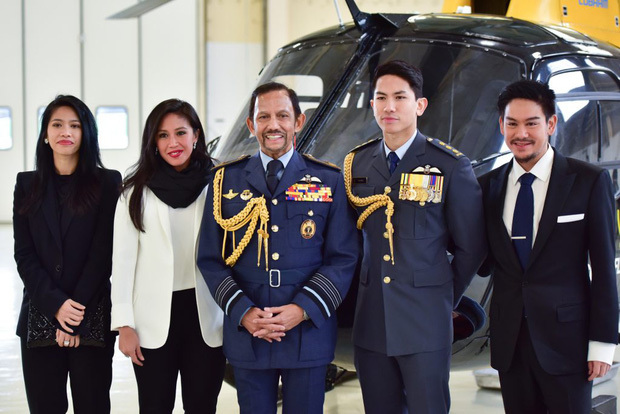  
Quốc vương Brunei và 4 người con của mình. (Ảnh: CNN)